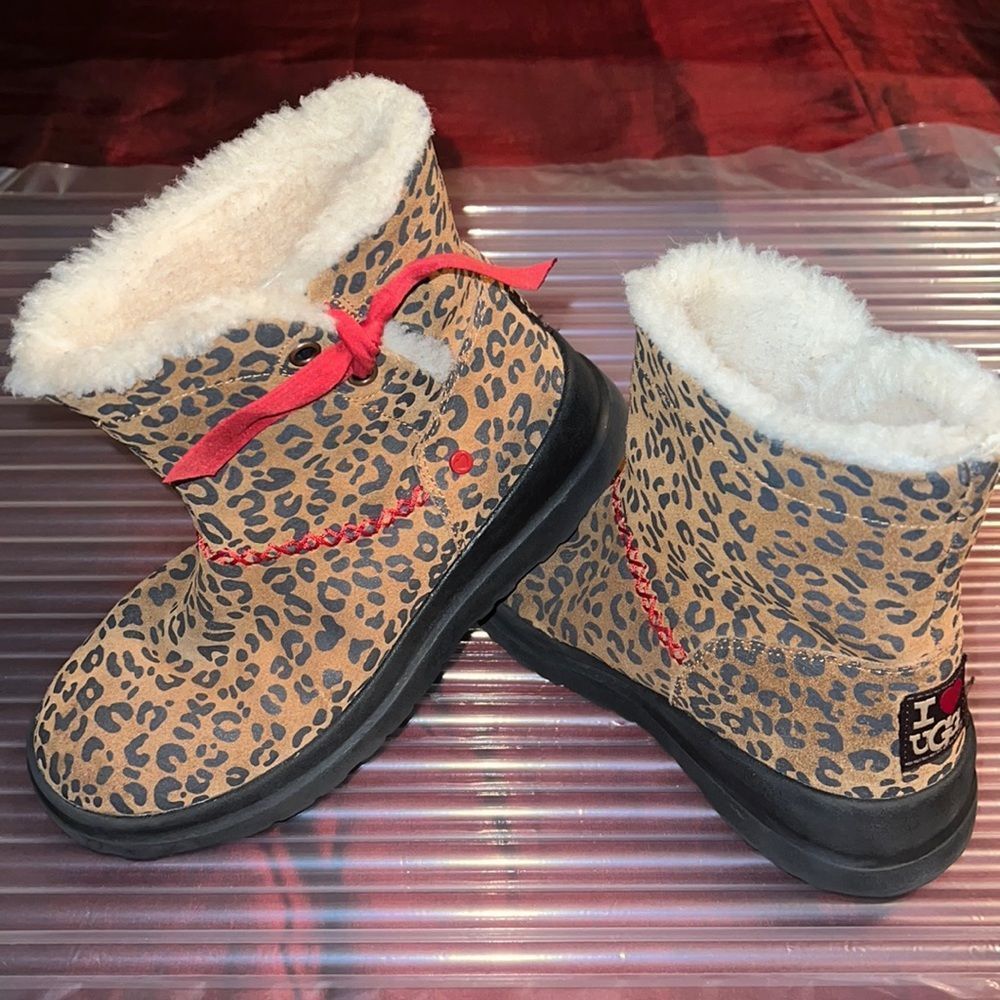 UGG KNOTTY LEOPARD BOOTS. Size 5. Very good used condition.